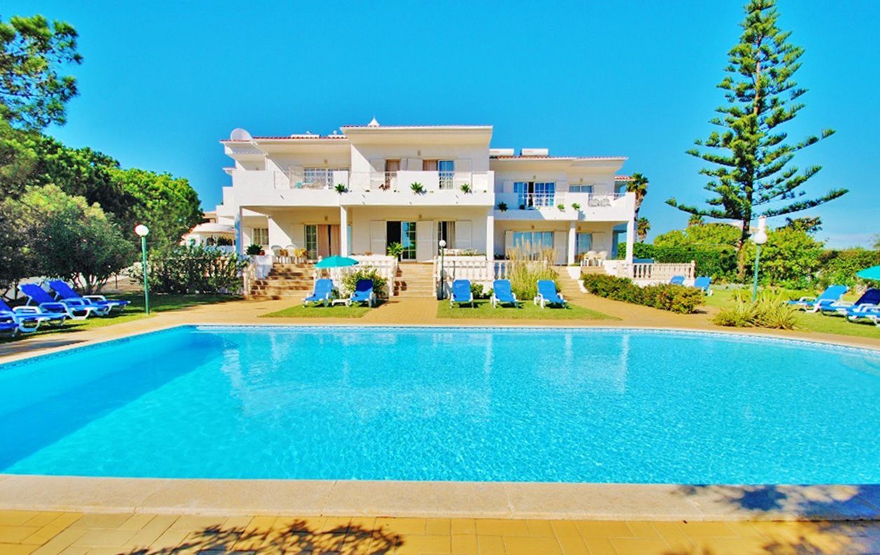 alojamento Holiday Apartment with Swimming Pool and Garden, A / C, BBQ and Wi-Fi - Near Praia da Coelha and Evaristo - 12501