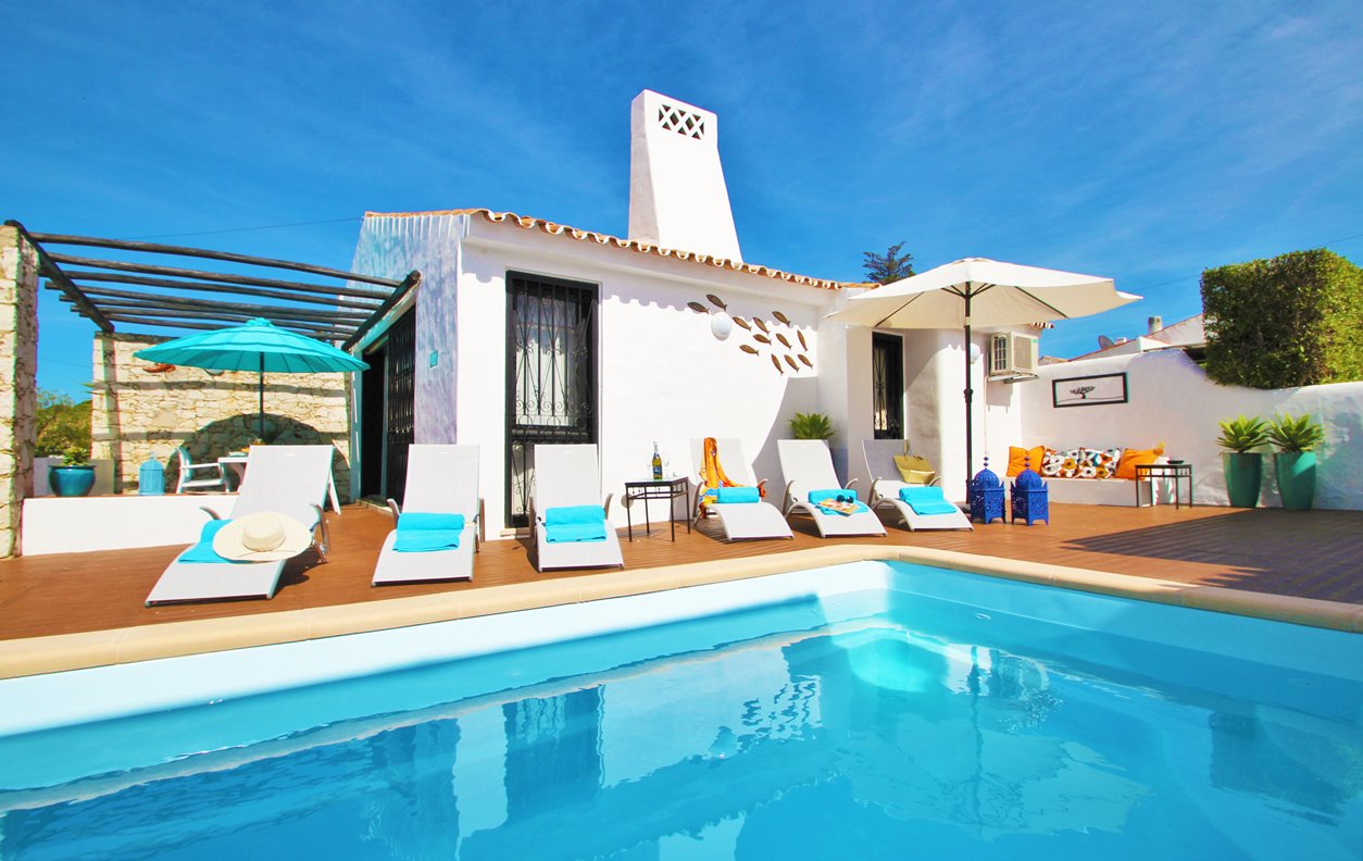 Casa de Férias com Piscina Aquecível, A/C, Wi-Fi - A 5 min. da praia e apenas a 2,5 km da cidade velha de Albufeira - 12585