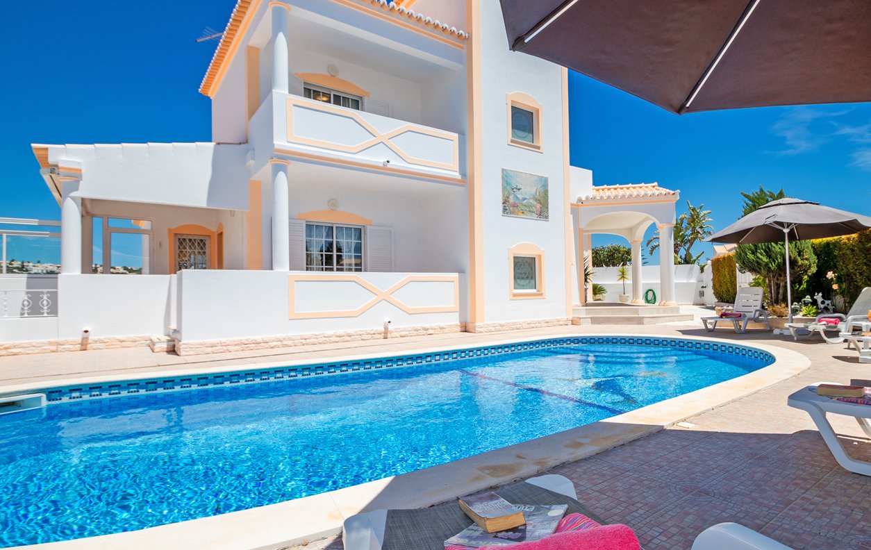 Casa de Férias com Piscina Aquecível e Jardim, A/C, Jogos, BBQ e Wi-Fi - Próximo às praias mais bonitas do Algarve - 12630