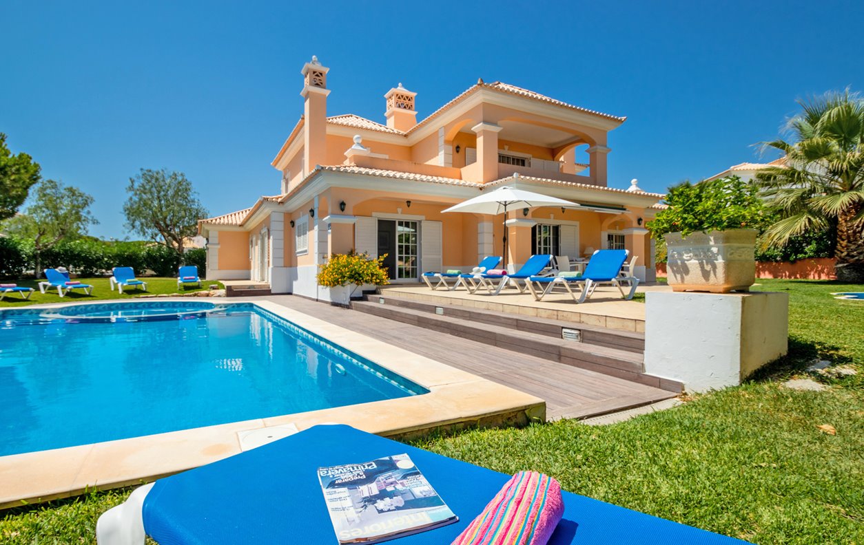 Holiday Villa with Heated Pool, Garden, A / C, BBQ and Wi-Fi  - 12667