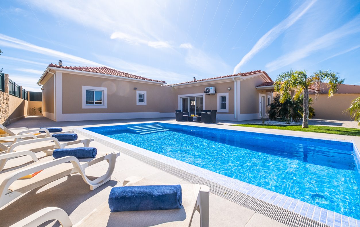 Casa de Férias com Piscina Aquecível, A/C, BBQ e Wi-Fi - A poucos minutos de carro de belas praias - 12679