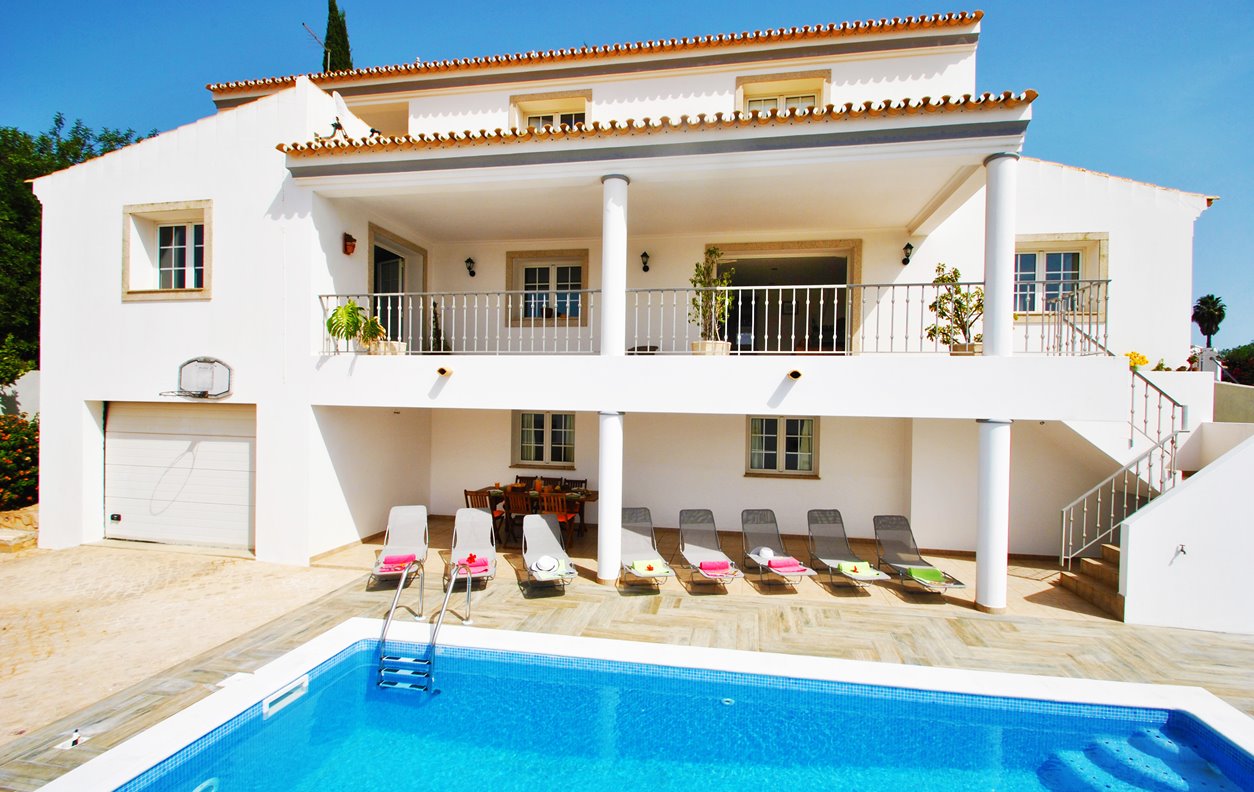Holiday Home with Private Pool, Games, A / C, BBQ and Wi - Fi - Just 10 min. walk from the village of Guia - 12829