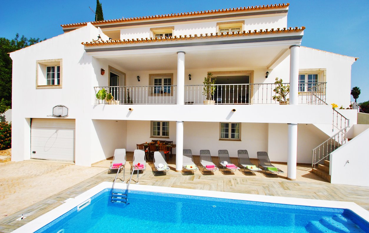 Holiday Home with Private Pool, Games, A / C, BBQ and Wi - Fi - Just 10 min. walk from the village of Guia - 12829