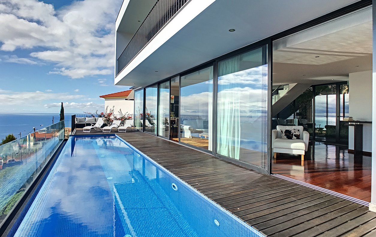 Holiday Home with Infinity Pool and Garden, BBQ and WI-FI - Near Miradouro do Lazareto - 12984