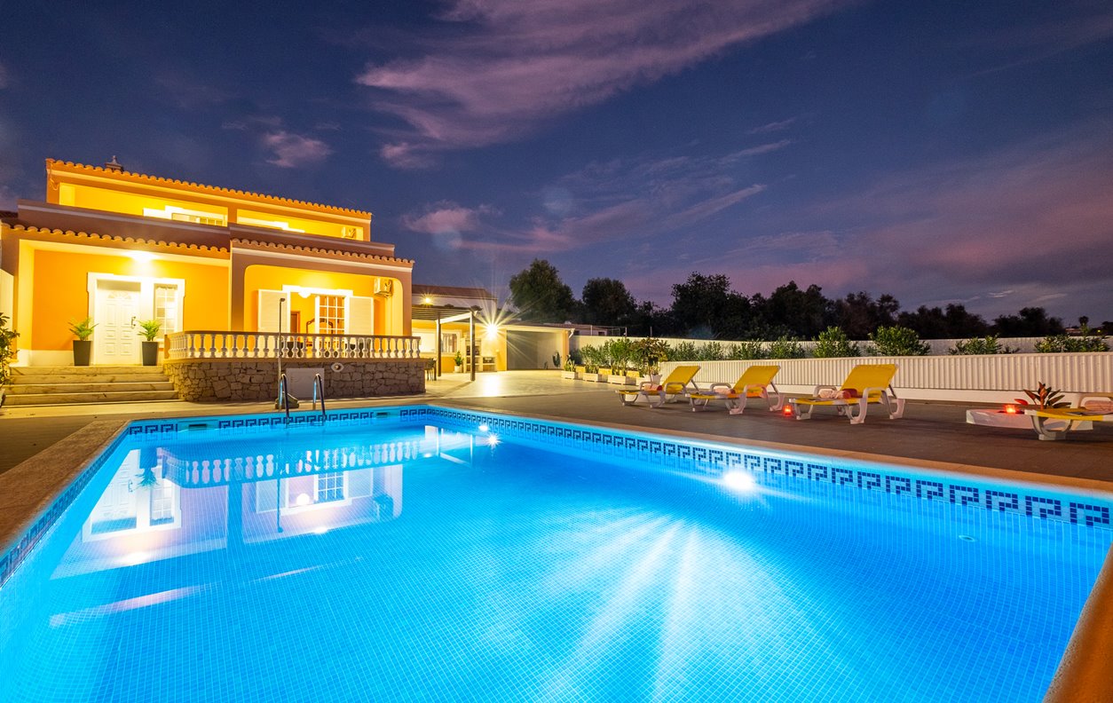 Holiday Home with Private Pool and Garden, A / C, BBQ and Wi-Fi - 5 minutes drive from the beach - 13065