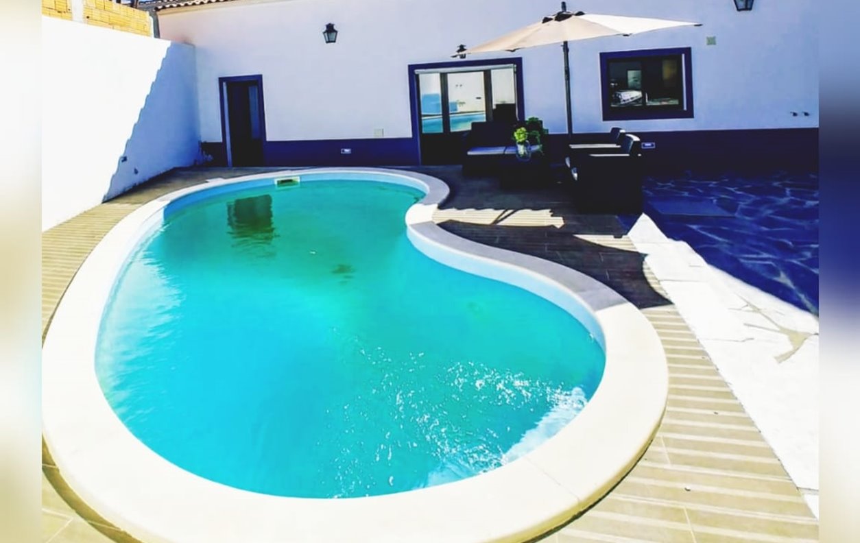 Holiday Home with Private Pool and Garden, A / C, BBQ and Wi-Fi - Close to the Bullring - 13216