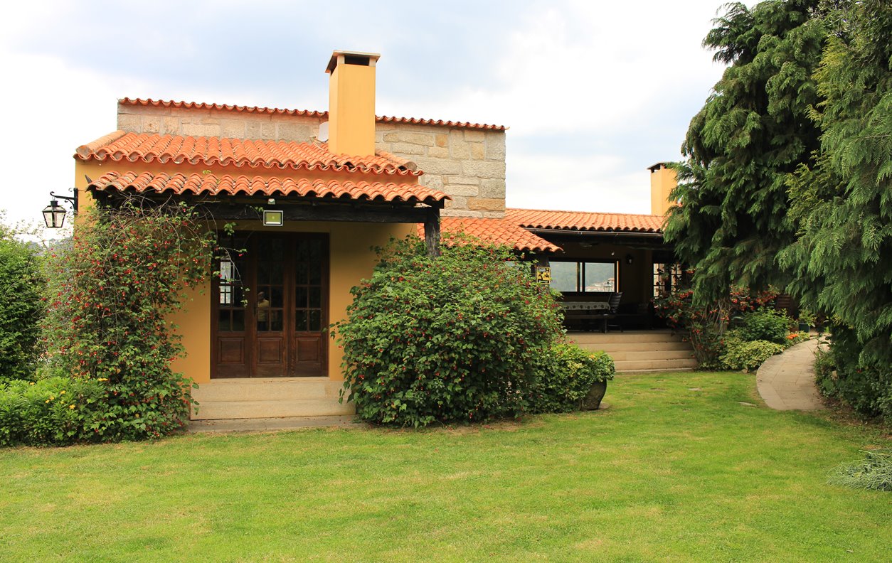 Holiday House with private pool, garden, Wi-Fi, A/C and fireplace - Close to the Municipal Stadium of Arouca - 13461