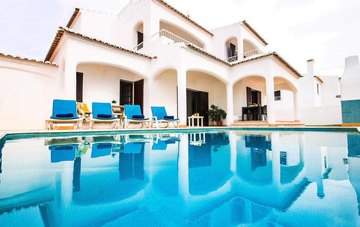 Casa de Férias com Piscina Aquecível, Jardim, A/C, BBQ e Wi-Fi - Próximo Praia dos Alemães - 13506
