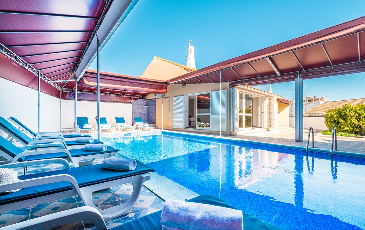Holiday Home with Private Pool, A/C, BBQ and Wi-Fi