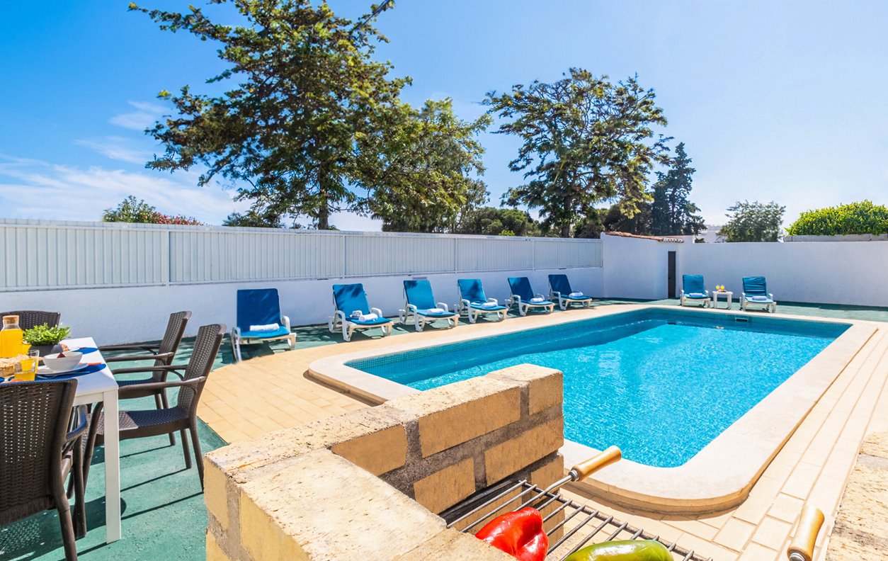 WELL SITUATED VILLA WITH PRIVATE POOL, BARBACUE, A/C, FREE WI-FI - 13537