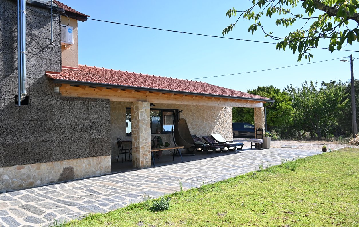 Rustic holiday house with BBQ and garden - 13541