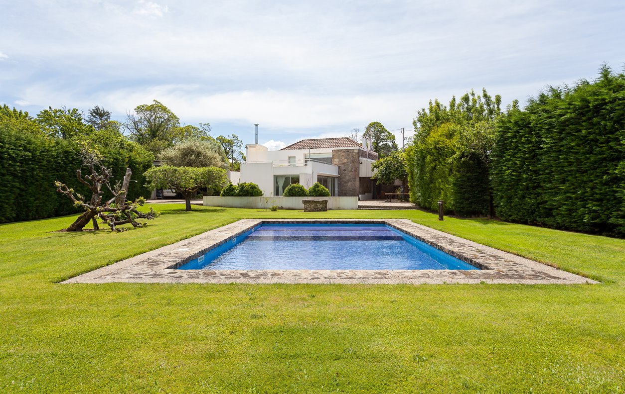 Modern Holiday Home with private pool, garden, BBQ and Wi-Fi - 13608