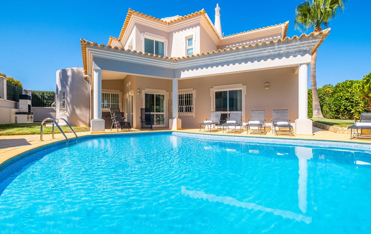 Holiday House with private pool, BBQ, A/C and Wifi