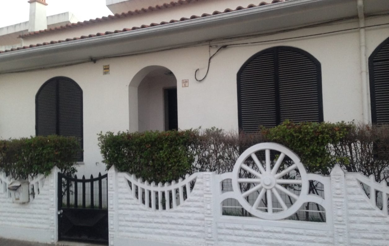 Room in Vacation Hostel with BBQ, Garden and Wi-Fi - Near Praia Fonte da Telha - 1826