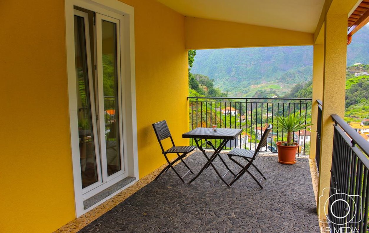 Twin Suite in GuestHouse with Central Heating, Garden, BBQ and Wi-Fi - Near São Vicente Caves - 1990