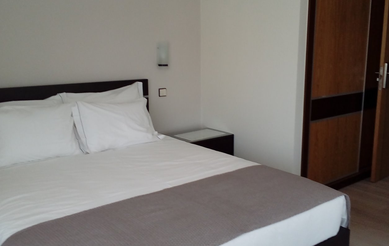 Suite in Holiday Inn with Balcony, A / C and Wi-Fi - Near Villa Romana de Freiria - 2038